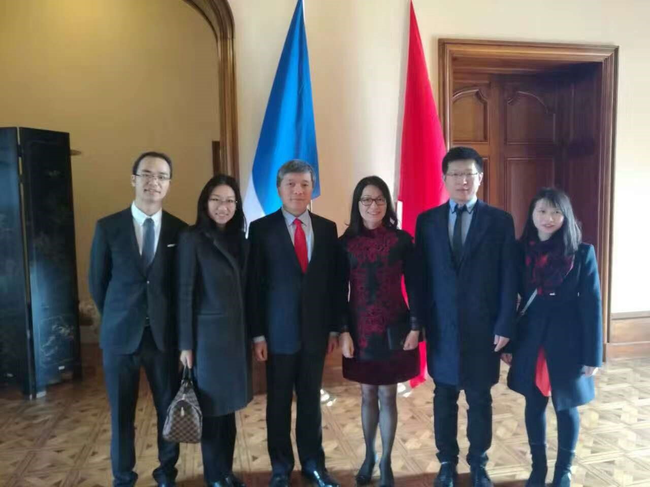 我(右一)和学联骨干参加2017中国驻马赛总领事馆春节招待会并和中国驻马赛总领馆朱立英总领事(左三)及其夫人(左四)合影