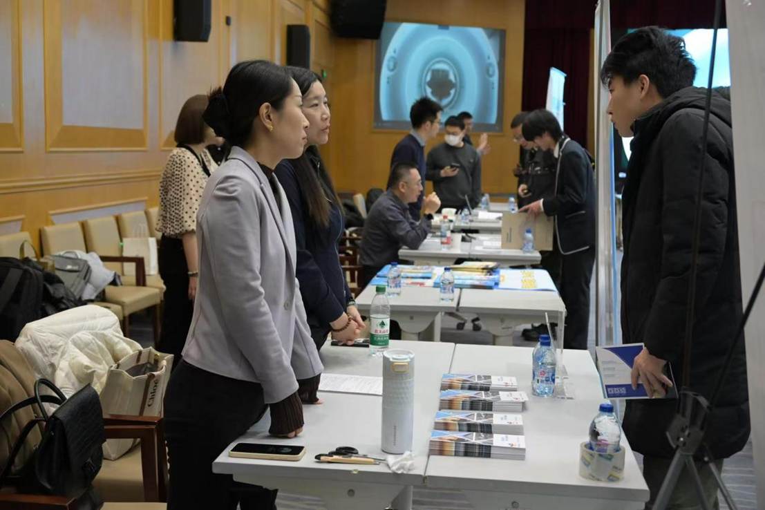 几个人在桌子前 AI 生成的内容可能不正确。