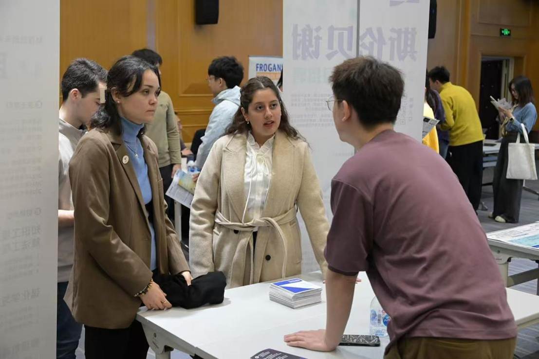 一群人正在聊天 AI 生成的内容可能不正确。